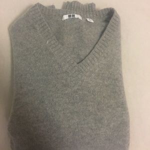 Uniqlo Men's Grey wool v-neck sweater xs